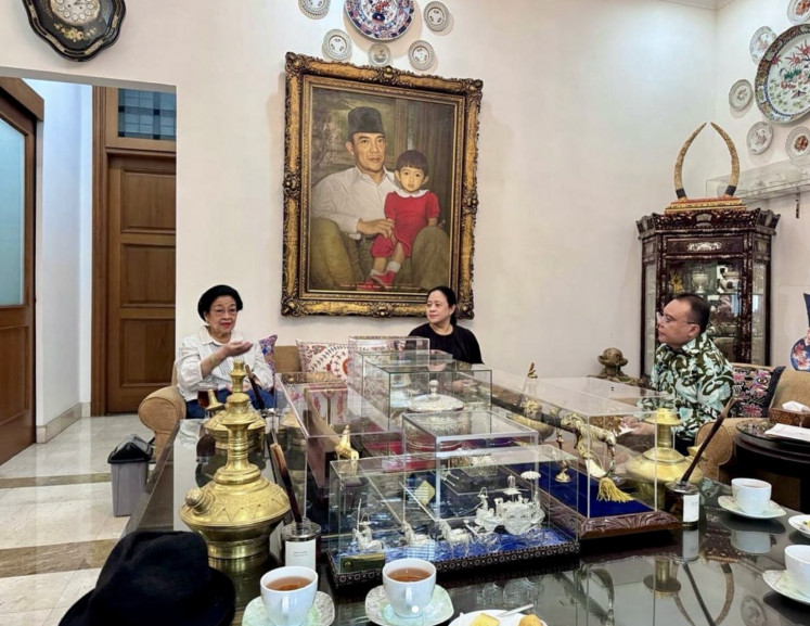 Indonesian Democratic Party of Struggle (PDI-P) chairwoman Megawati Soekarnoputri (left) talks with House Speaker Puan Maharani of the PDI-P and Deputy House Speaker Sufmi Dasco Ahmad of Gerindra Party at her residence in Menteng, Central Jakarta, in this undated photo.